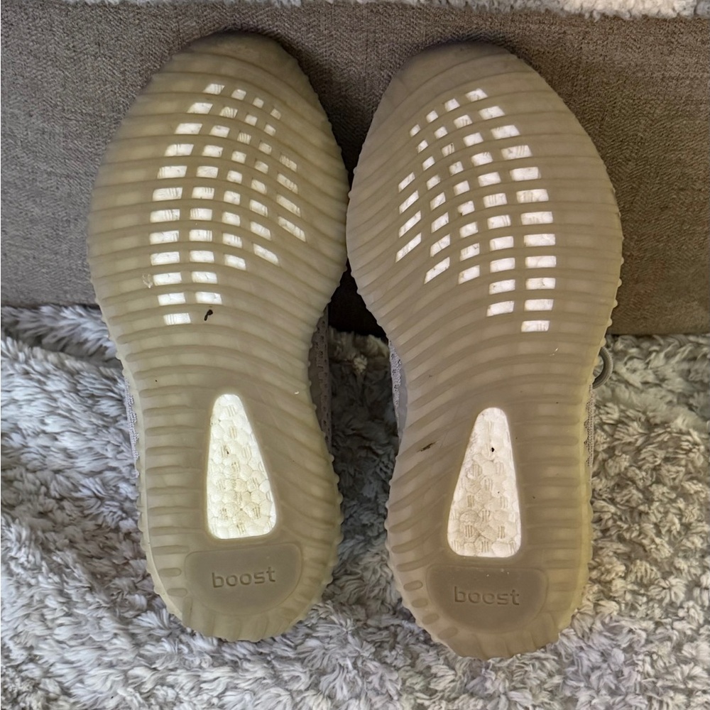 adidas Yeezy Boost 350 V2 “Tail Light” - Picture 7 of 16